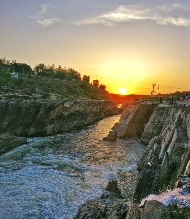 Long day of lectures done? Unwind with the view of this setting sun. Send it to your classmates.