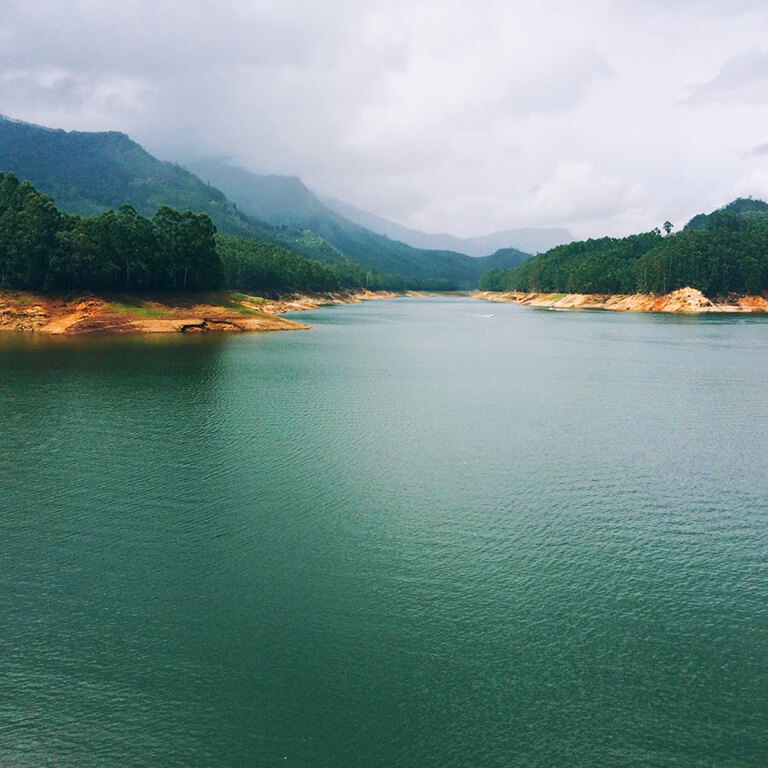Tired of walking around? Hop on a boat to explore Munnar! Share this with water-babies you know.