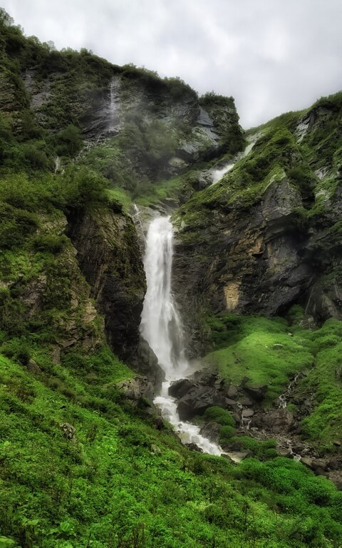 Stand beside this waterfall to listen to its deafening roar and feel its cool spray on your face. Perfect for that insta boomerang!