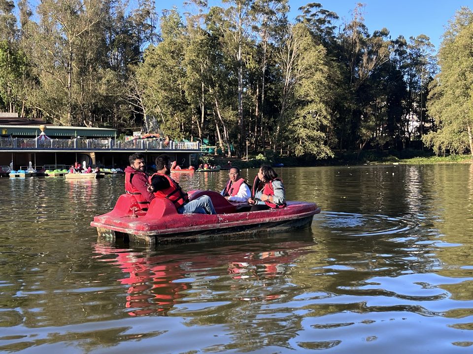 Photo of This is how boating at the Ooty Lake on a winter sunset feels like, during the golden hour! by Hemanth Bhargav Murthy (Hemuu)