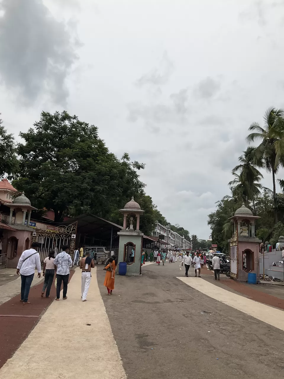 Photo of Witness Manjunatha - the deity of righteousness and Annapurna - the Mega Kitchen at Dharmasthala. by Hemanth Bhargav Murthy (Hemuu)