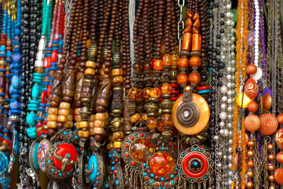 Photo of You'll Get An Original BVLGARI Perfume For Just INR 1500 At This Market In Amchi Mumbai!! by Sinchita Sinha