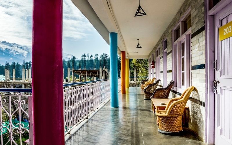 Photo of 9 Hours From Delhi, This goSTOPS Hostel in Manali Offers Spectacular Views With a Dose of Fun by Sushantika