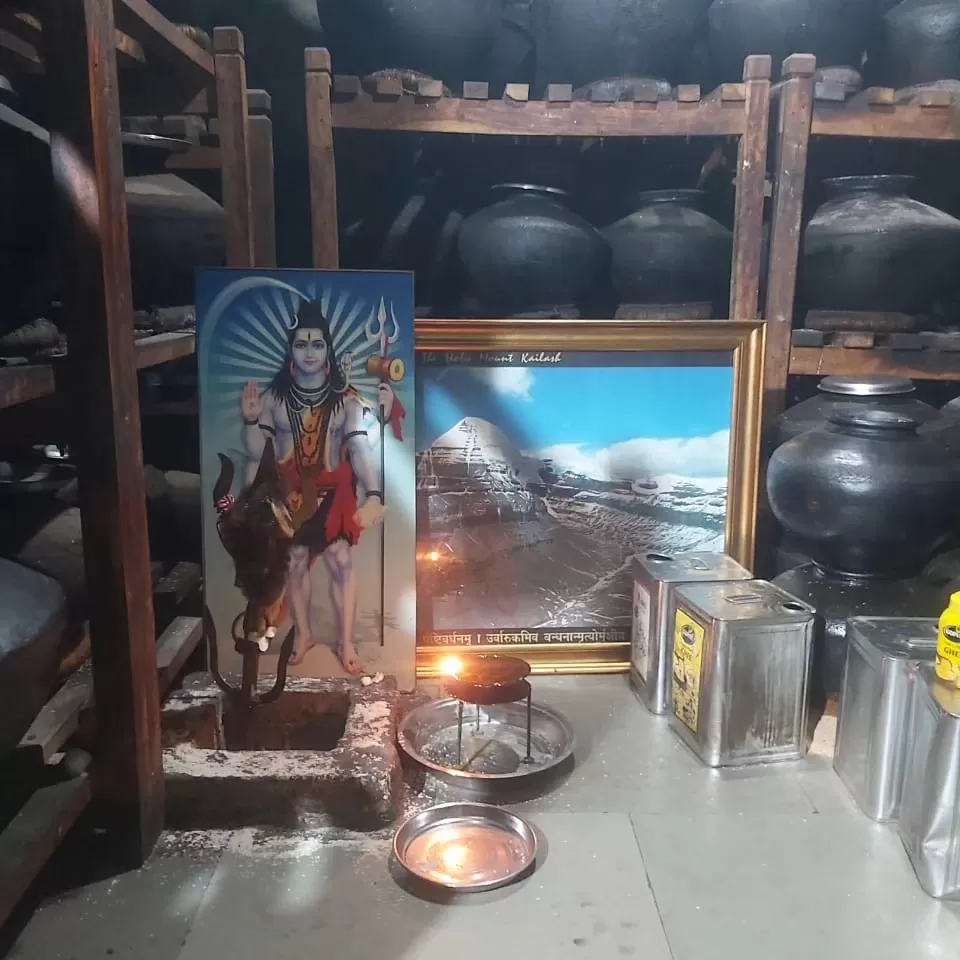 Photo of ગુજરાતનું એક એવું મહાદેવ મંદિર કે જયાં 600 વર્ષ જૂનું ઘી છે, ઘી બગડ્યુ નથી કે ગંધ પણ નથી આવતી by Paurav Joshi