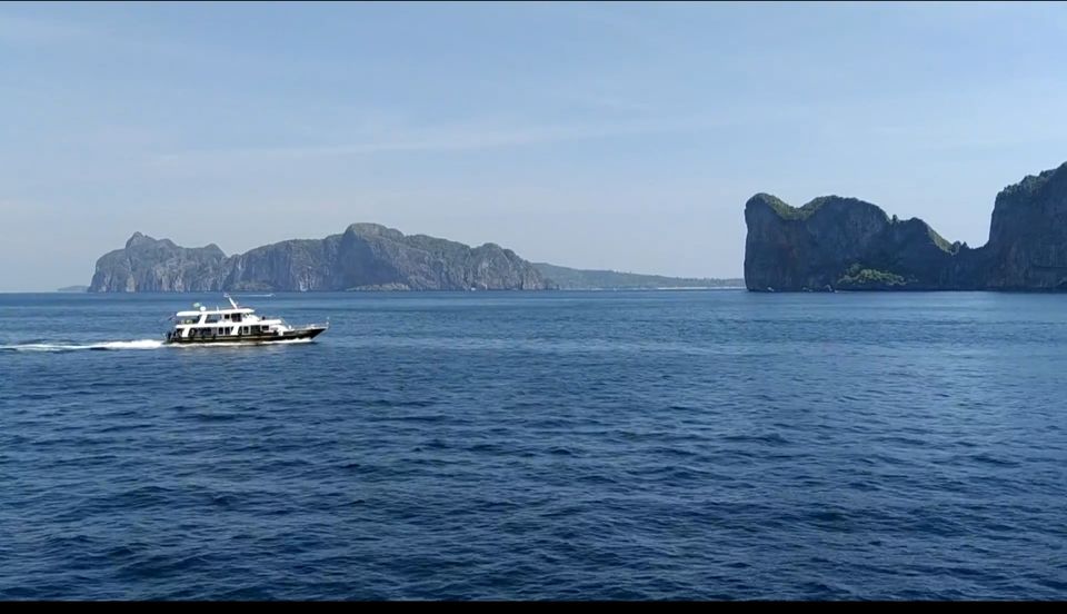 Photo of Islands of Phuket - PHI PHI LE and PHI PHI DON by Sohini Roy.