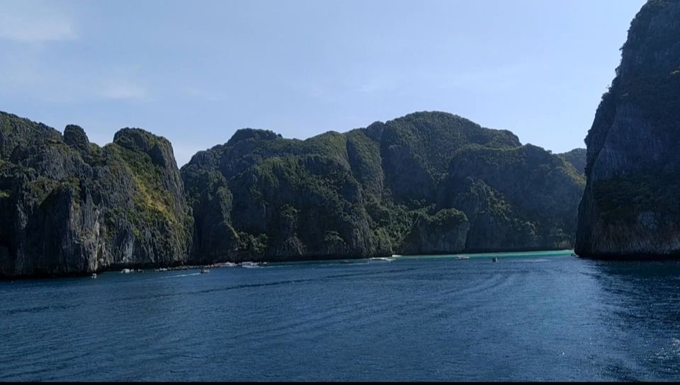 Photo of Islands of Phuket - PHI PHI LE and PHI PHI DON by Sohini Roy.
