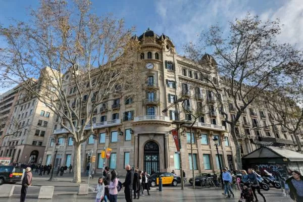 Photo of Must-See Attractions in Barcelona for First-Time Visitors by Dayna Stephens