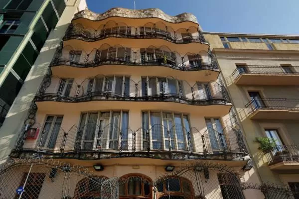 Photo of Must-See Attractions in Barcelona for First-Time Visitors by Dayna Stephens