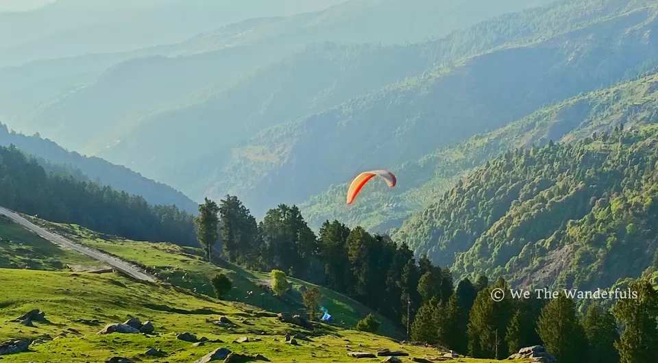 Photo of कुल्लू से 60 किमी दूर बिना भीड़ के शानदार प्राकृतिक नज़ारों वाली पैराग्लाइडिंग का आनंद वो भी कम बजट मे by We The Wanderfuls