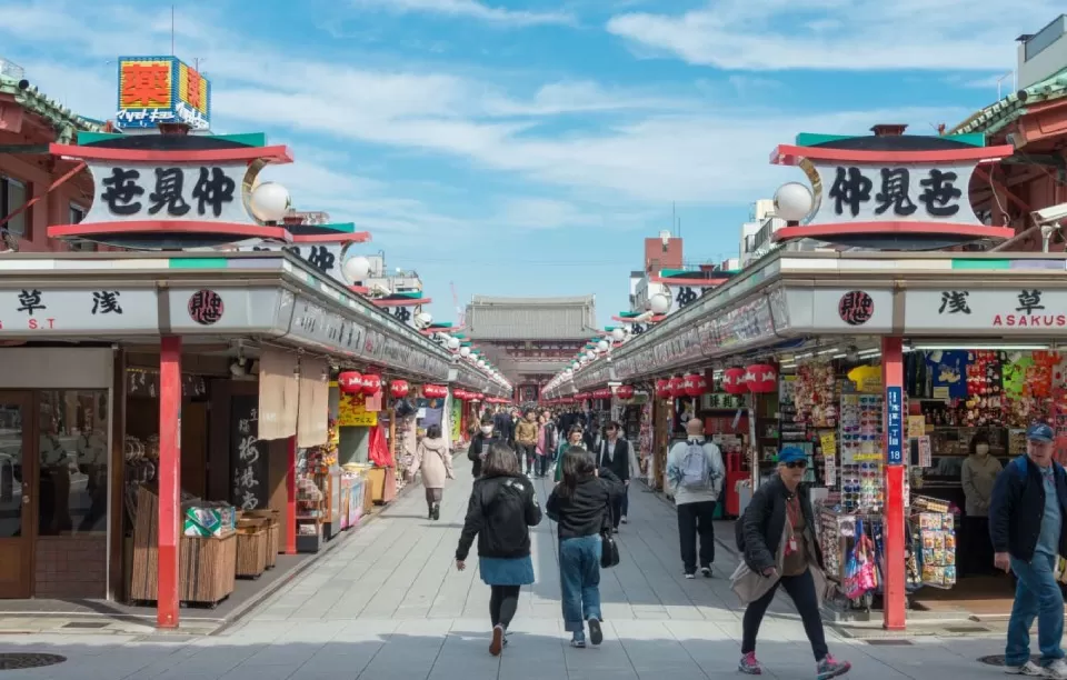 Photo of Nakamise-dori Street, Taito City by Tanvi Shah (travelstoriesbytan)