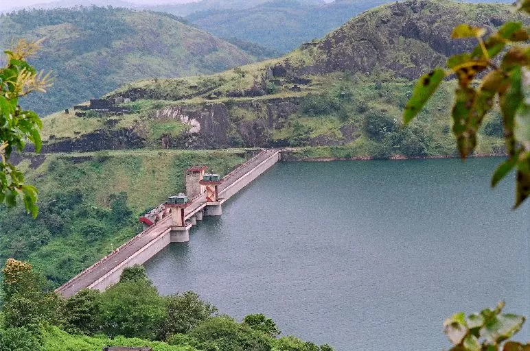 Photo of Cheruthoni Dam, Idukki Township by Tripoto
