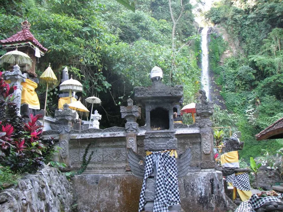 Photo of Gitgit Waterfall 1/3 by