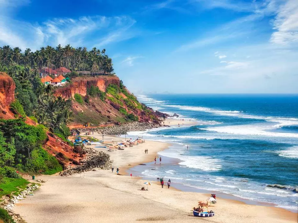 Thangassery Lighthouse on the Cliff Surrounded by Palm Trees and Big Sea  Waves on the Kollam Beach. Kerala, India Stock Photo - Image of blue,  outdoor: 90512690