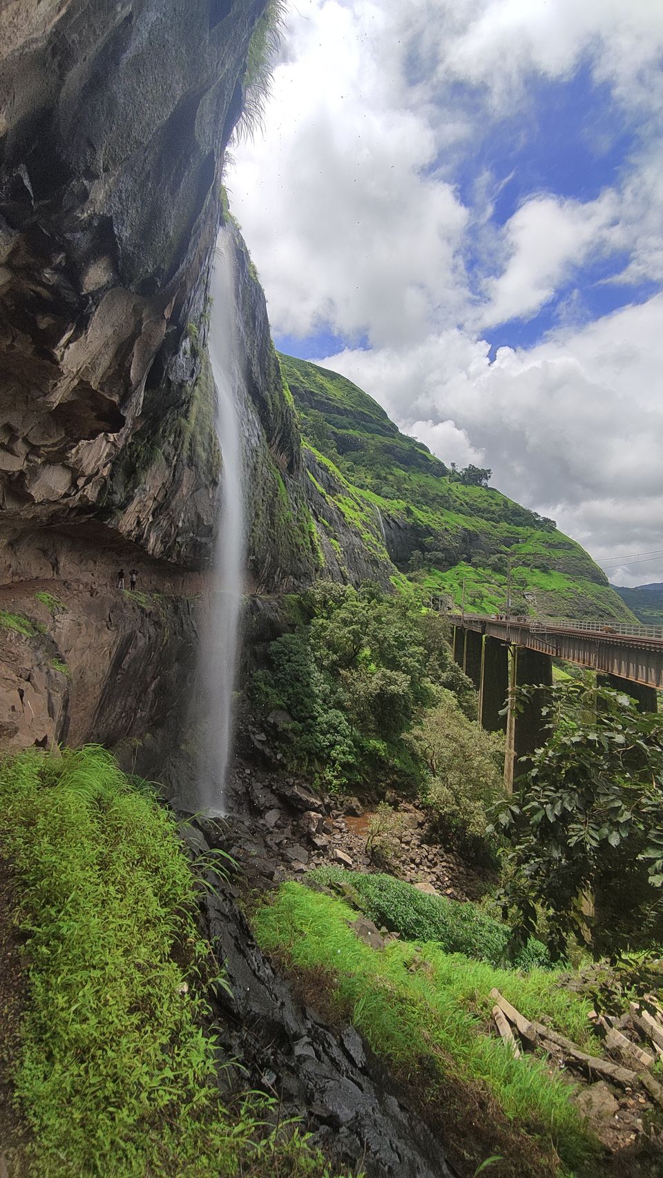 Photo of This Waterfall Across A Railway Bridge is The Latest Discovery Near Mumbai by Kanj Saurav