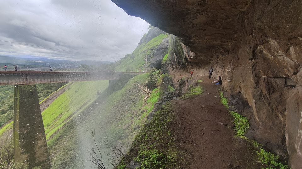 Photo of This Waterfall Across A Railway Bridge is The Latest Discovery Near Mumbai by Kanj Saurav