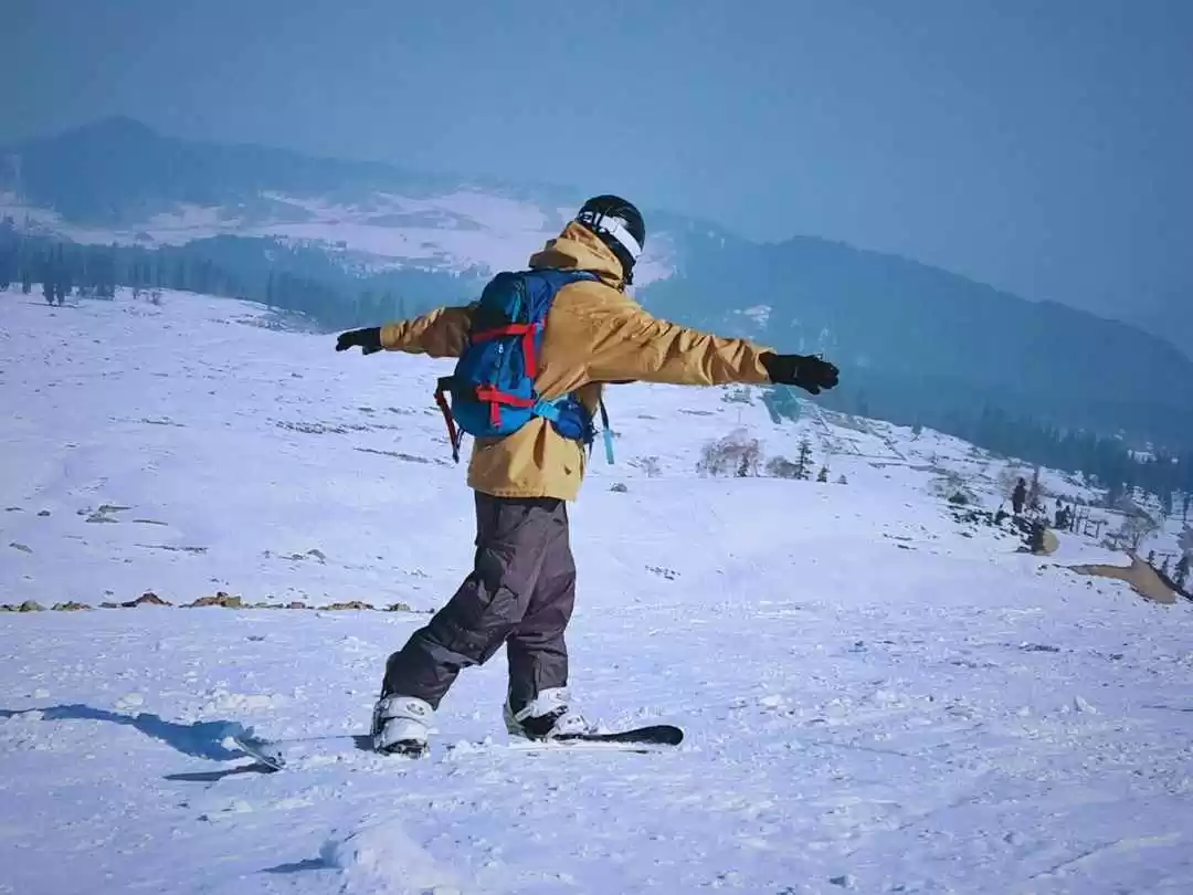 Photo of Snowboarding in